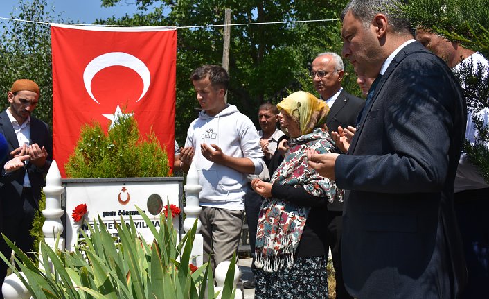 Şehit öğretmen Necmettin Yılmaz kabri başında anıldı