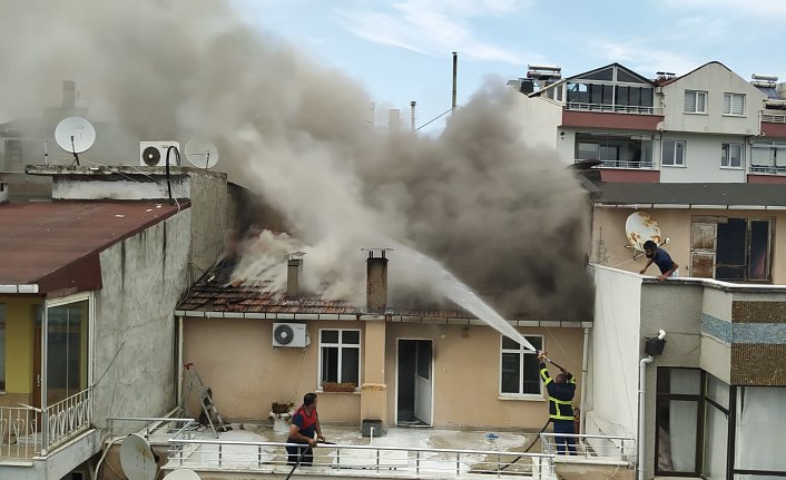 Sinop'ta apartmanın çatı katında çıkan yangın söndürüldü