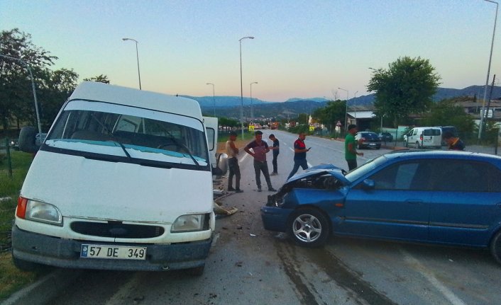 Sinop'ta minibüsle çarpışan otomobildeki karı koca yaralandı