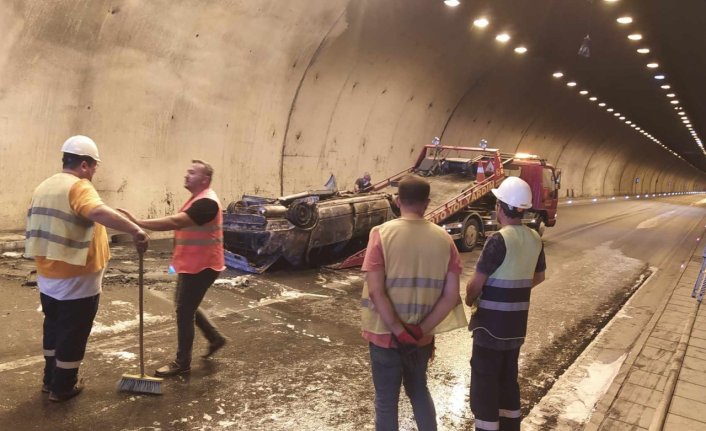 Sinop'ta tünelde devrilip alev alan otomobildeki 2 kişi yaralandı