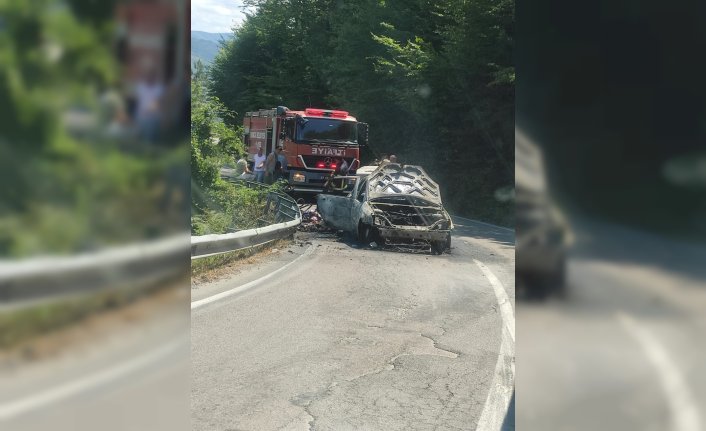 Sinop'ta yanan araç kullanılamaz hale geldi