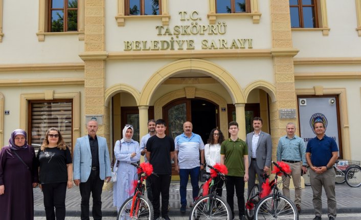 Taşköprü Belediye Başkanı Arslan'dan LGS'de derece yapan öğrencilere hediye