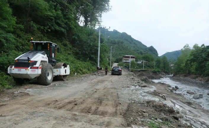 Terme'de taşkın nedeniyle çöken yol, araç geçişine uygun hale getirildi