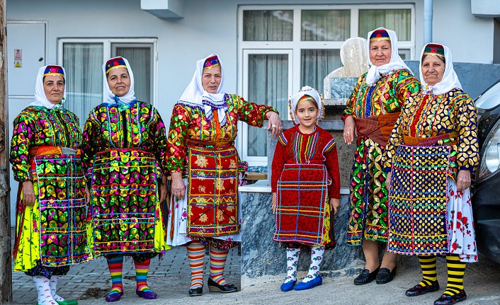 Tokatlı kadınlar geleneksel kıyafetlerini sonraki nesillere aktarıyor