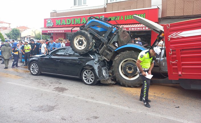 Tokat’ta freni boşalan traktör ışıklarda bekleyen otomobilin üzerine çıktı, 1 kişi yaralandı