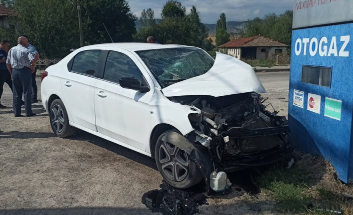 Tokat'ta traktörün römorkuna çarpan otomobildeki 2 kişi yaralandı