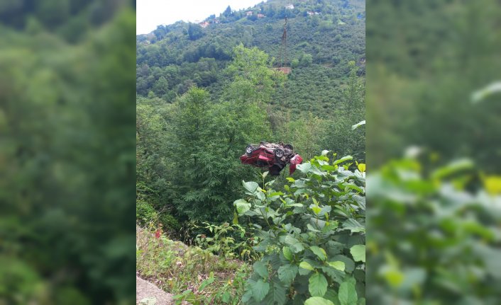 Trabzon'da dereye yuvarlanan otomobilin sürücüsü öldü