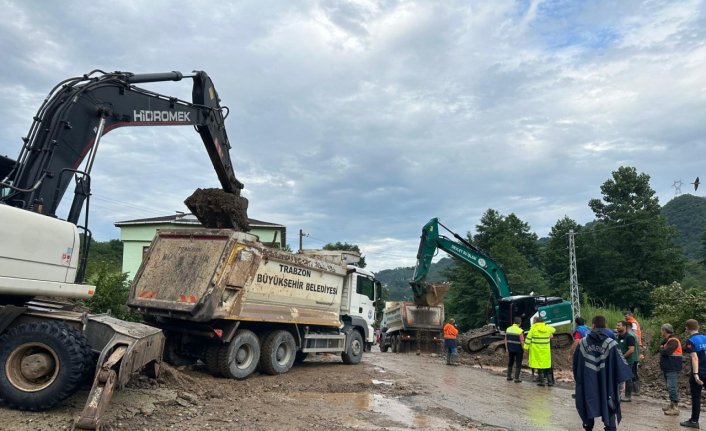 Trabzon'da heyelan nedeniyle kapanan yollar ulaşıma açıldı