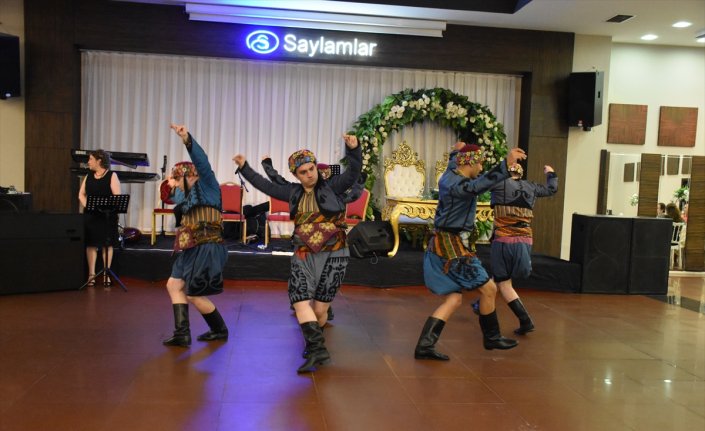 Trabzon'da piyanist gelin ve opera sanatçısı damat düğünlerinde sahne aldı