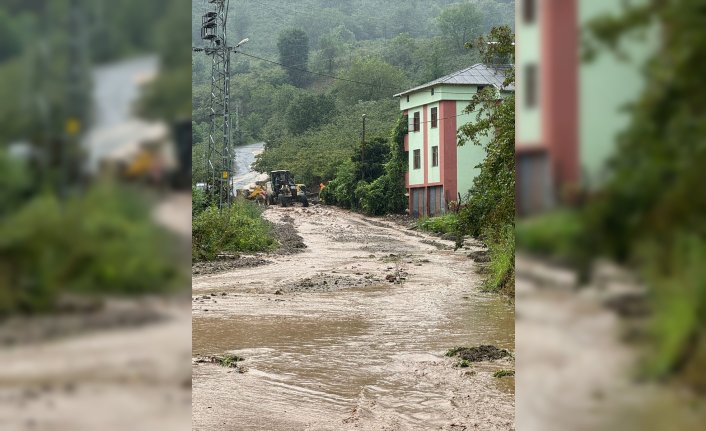 Trabzon'da sağanak üç ilçede hayatı olumsuz etkiledi