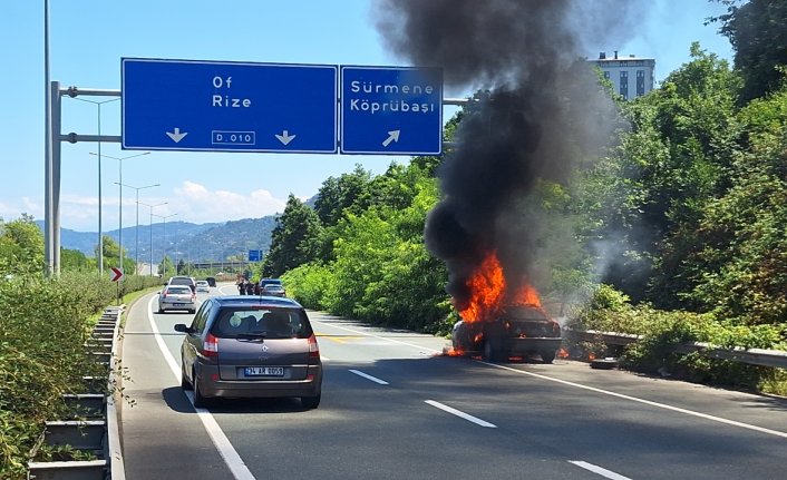 Trabzon'da seyir halindeki araç yandı