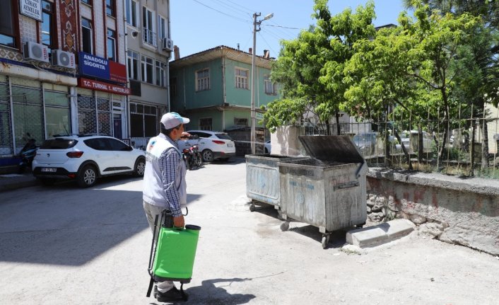 Turhal'da çöp konteynerleri ilaçlanıp yıkanarak temizleniyor