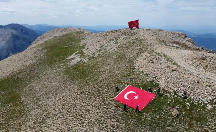 TÜRKAV, Ilgaz Dağı'nda “Bayrak etkinliği“ düzenledi