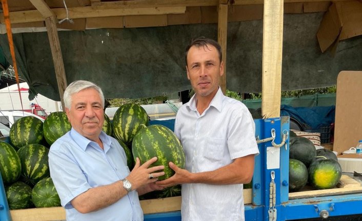 Vezirköprü Ziraat Odası Başkanı Kaya'dan pazarda karpuz üreticisine ziyaret