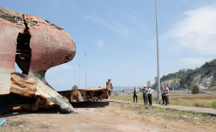 Zonguldak Valisi Hacıbektaşoğlu, batan yük gemisinin enkazından çıkarılan parçalarda yapılan çalışmaları inceledi