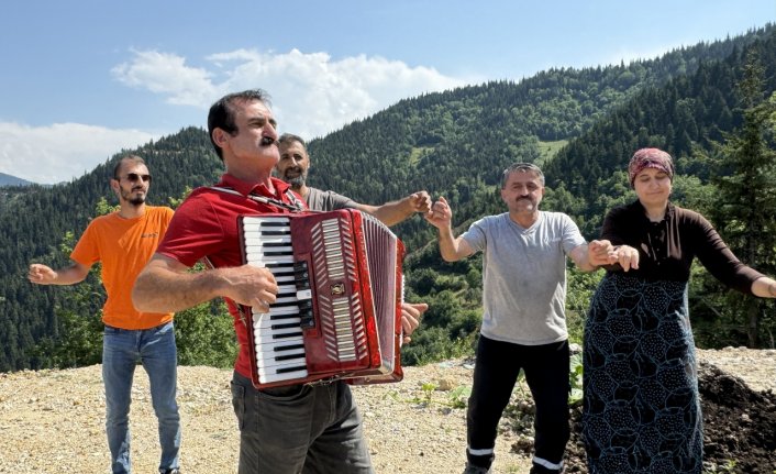 “Akordiyoncu Mehmet“ 44 yıldır düğün, festival ve şenliklerin vazgeçilmezi