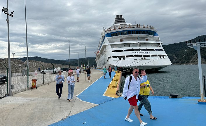 Amasra'ya “Astoria Grande“ kruvaziyeriyle 982 turist geldi