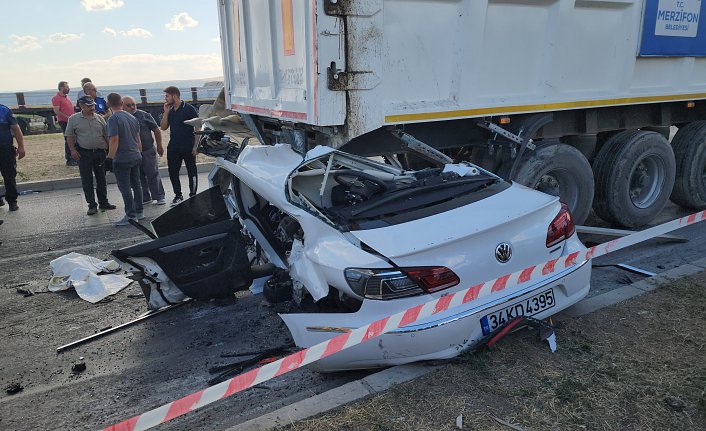 Amasya'da tıra çarpan otomobildeki 1 kişi öldü, 3 kişi yaralandı