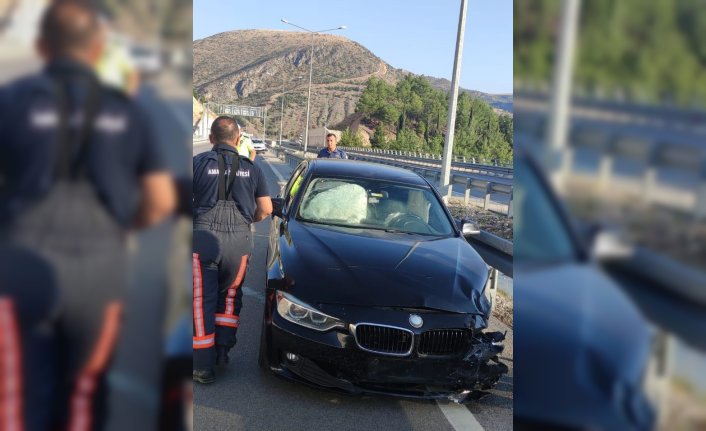 Amasya’da bariyerlere çarpan otomobildeki 4 kişi yaralandı