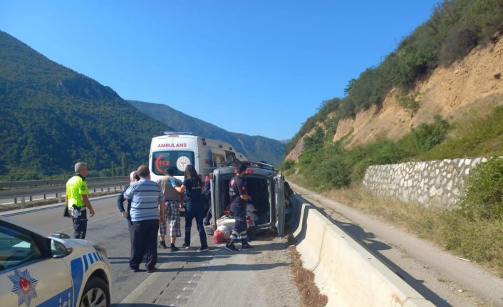 Amasya’da devrilen hafif ticari araçtaki 3 kişi yaralandı