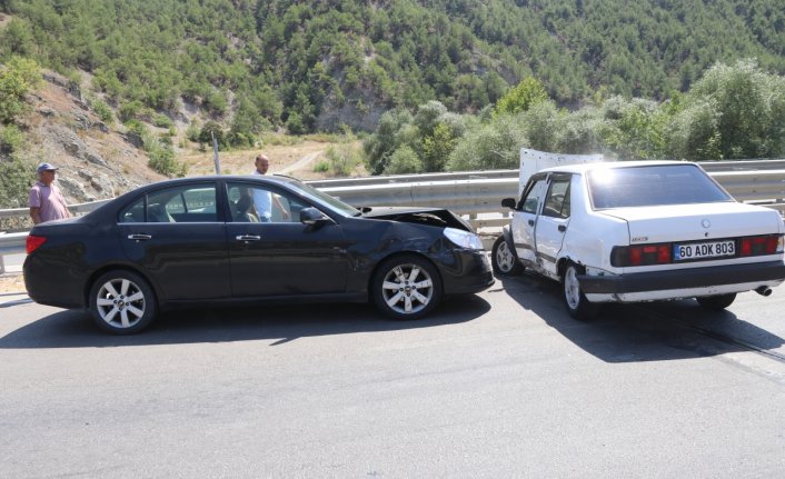 Amasya'da iki otomobilin çarpıştığı kazada 3 kişi yaralandı