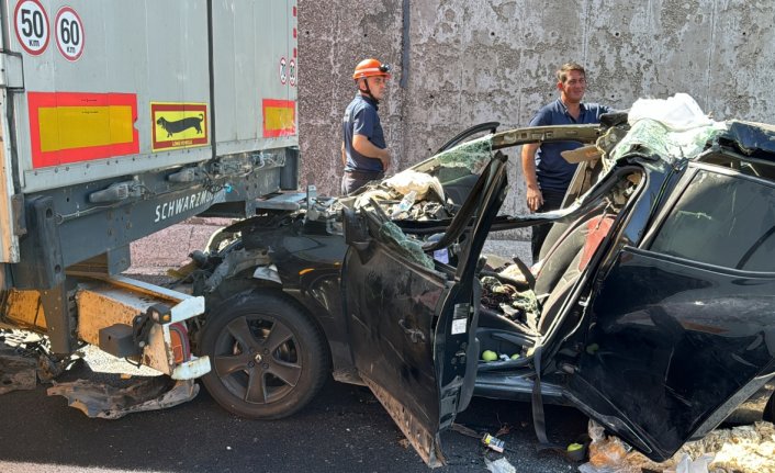 Anadolu Otoyolu'nda tıra çarpan otomobildeki 3 kişi yaralandı