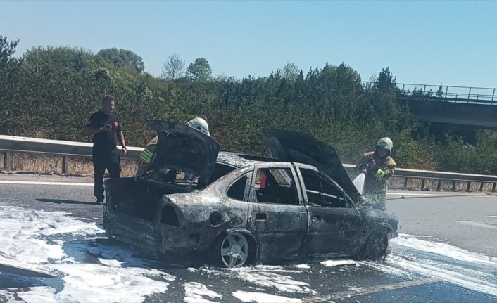 Anadolu Otoyolu'nun Düzce kesiminde seyir halindeki otomobil yandı