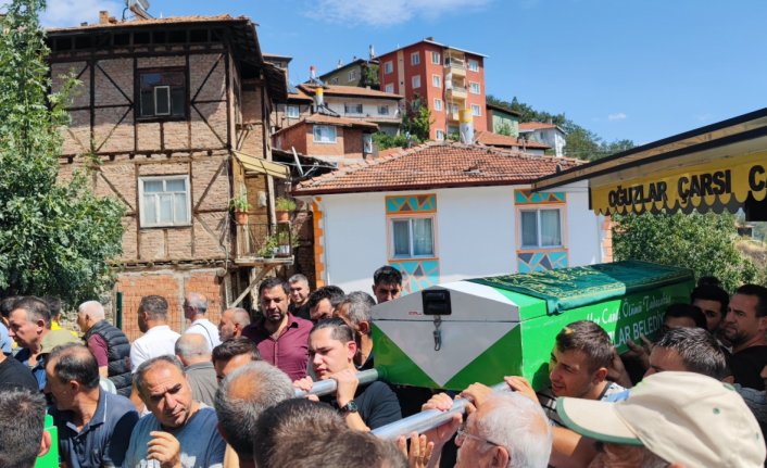 Ankara'da komşuları tarafından öldürülen baba ile oğlunun cenazesi Çorum'da toprağa verildi