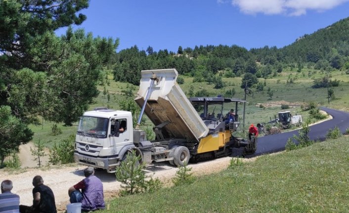 Artvin'de köy yollarında asfaltlama devam ediyor