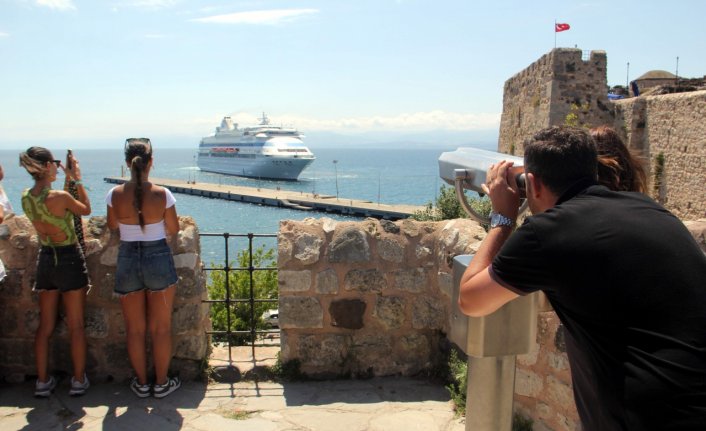 “Astoria Grande“ adlı turist gemisi 915 yolcusuyla Sinop'a geldi