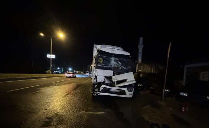 Bolu Dağı'nda freni tutmayan tırın çarptığı taksideki 1 kişi yaralandı