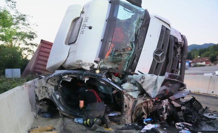 Bolu Dağı'nda zincirleme kazada tırın altında kalan otomobilin sürücüsü kurtarıldı