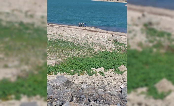 Bolu'da baraj gölündeki “hayalet ağlar“ toplandı