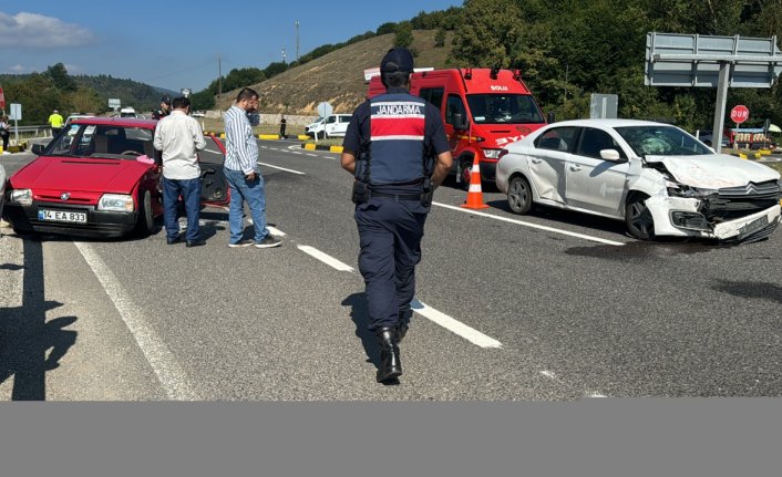 Bolu'da iki otomobilin çarpıştığı kazada 1 kişi yaralandı