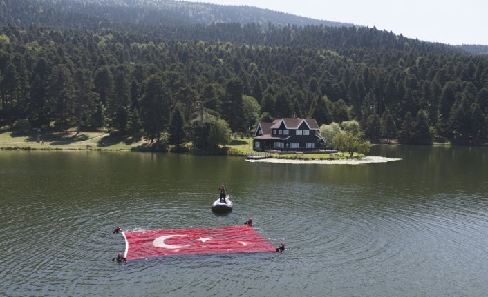 Bolu'da JAK timi Zafer Bayramı'nı göl yüzeyinde açılan Türk bayrağıyla kutladı