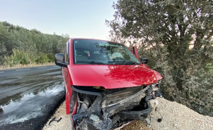 Bolu'da otomobil ile panelvanın çarpışması sonucu 1 kişi öldü, 1 kişi yaralandı