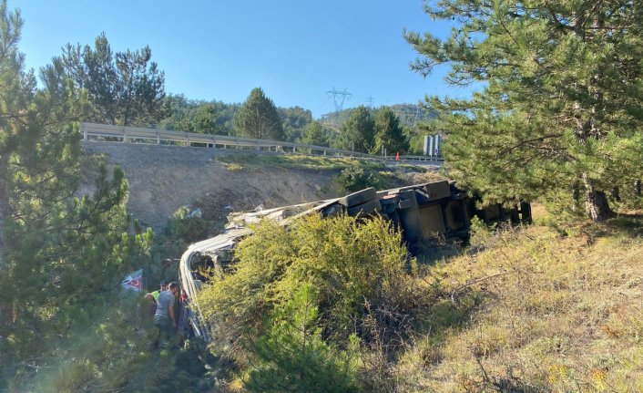 Bolu'da şarampole devrilen tırın sürücüsü yaralandı