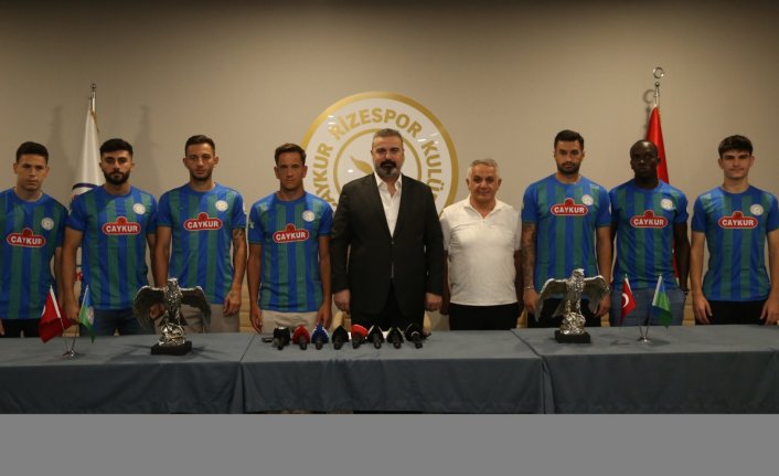 Çaykur Rizespor'dan 7 futbolcuya imza töreni