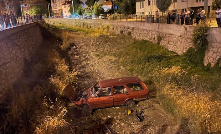 Çorum'da akarsu yatağına düşen araçtaki 3 kişi yaralandı