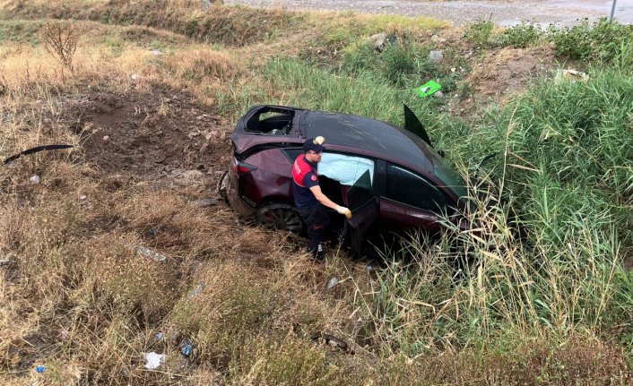 Çorum'da devrilen otomobilin sürücüsü yaralandı