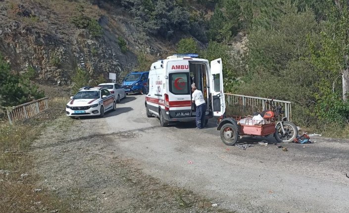 Çorum'da kamyonla çarpışan sepetli motosikletteki kadın öldü, eşi yaralandı