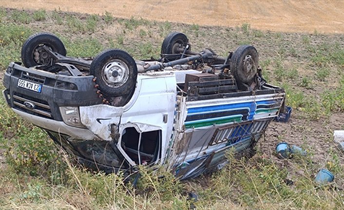 Çorum'da mevsimlik tarım işçilerini taşıyan minibüs devrildi, 4 kişi yaralandı