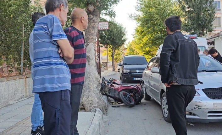 Çorum'da otomobil ile çarpışan motosikletin sürücüsü yaralandı