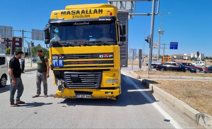 Çorum'da tırla çarpışan otomobilin sürücüsü yaralandı