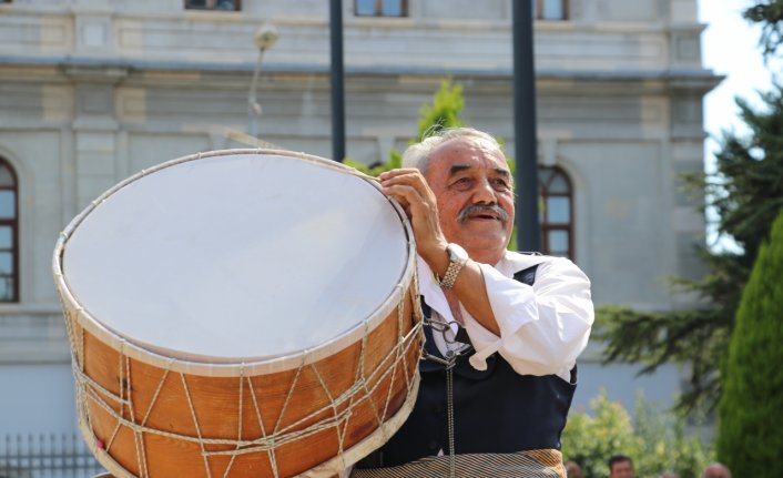 Davuluyla dünyayı gezen babasının mirasını yaşatıyor