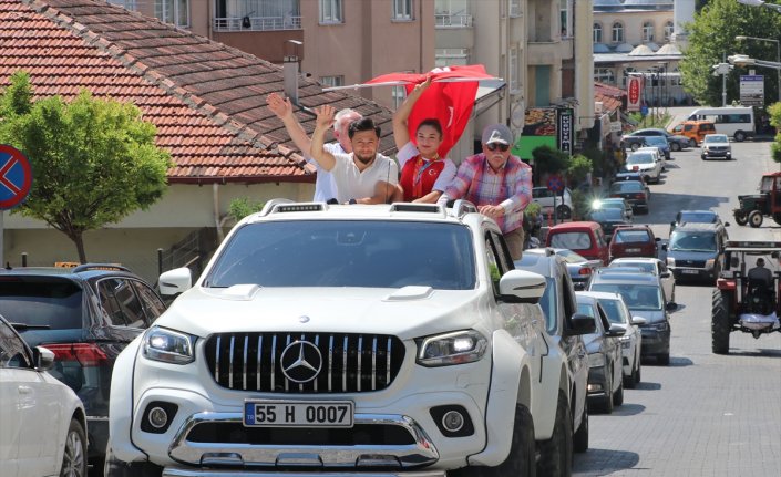 Dünya şampiyonu bilek güreşçi Şaziye'ye Samsun'da karşılama