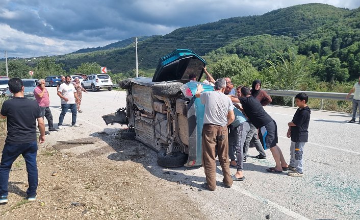 Düzce'de devrilen otomobildeki 3 kişi yaralandı