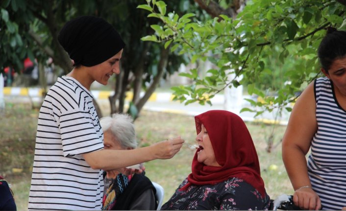 Düzce'de huzurevi sakinleri için dondurma şenliği yapıldı