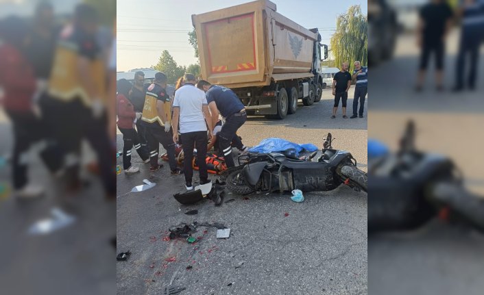 Düzce'de kamyonla çarpışan motosikletteki 1 kişi öldü, 1 kişi yaralandı