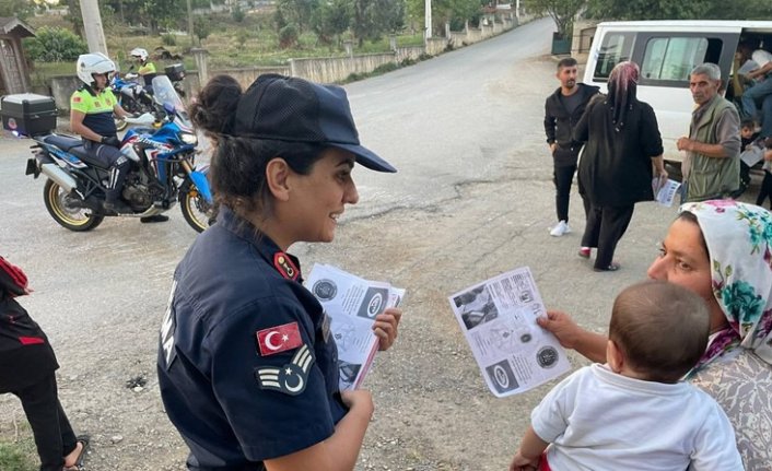 Düzce'de mevsimlik tarım işçileri KADES uygulamasıyla ilgili bilgilendirildi